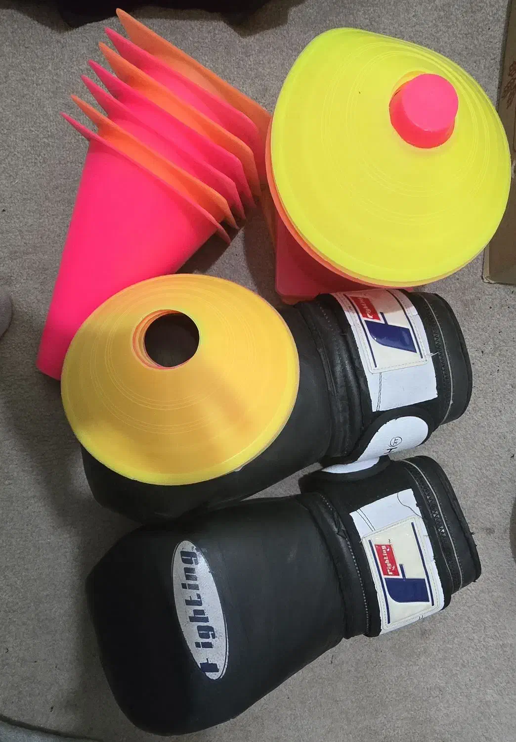 دستکش حرفه ای  بوکس ، وزنه خور|تجهیزات ورزشی|همدان, |دیوار