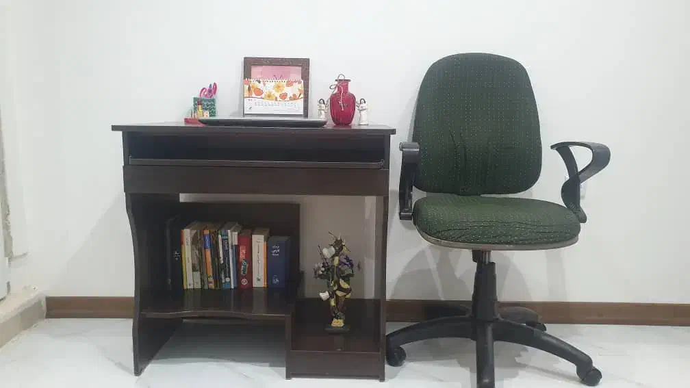 میز تحریر و صندلی در حد نو|میز تحریر و کامپیوتر|هشتگرد, فاز ۳ مهستان|دیوار