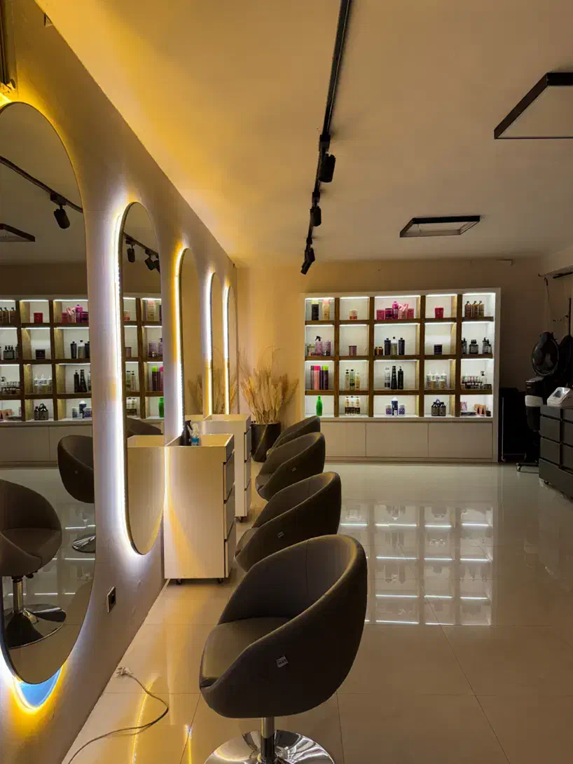 اجاره اتاق و صندلی سالن زیبایی محیط آرام خاقانی|اجارهٔ دفتر کار، اتاق اداری، مطب|اصفهان, جلفا|دیوار