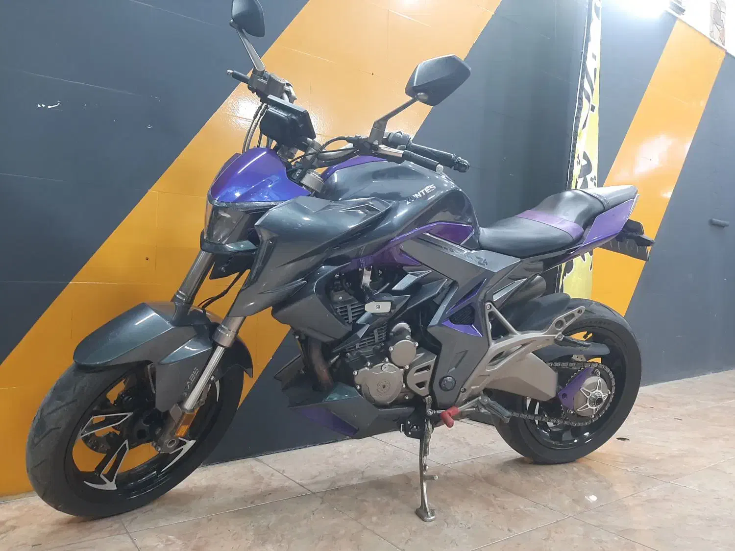 R1Z4|موتورسیکلت|چهارباغ, |دیوار