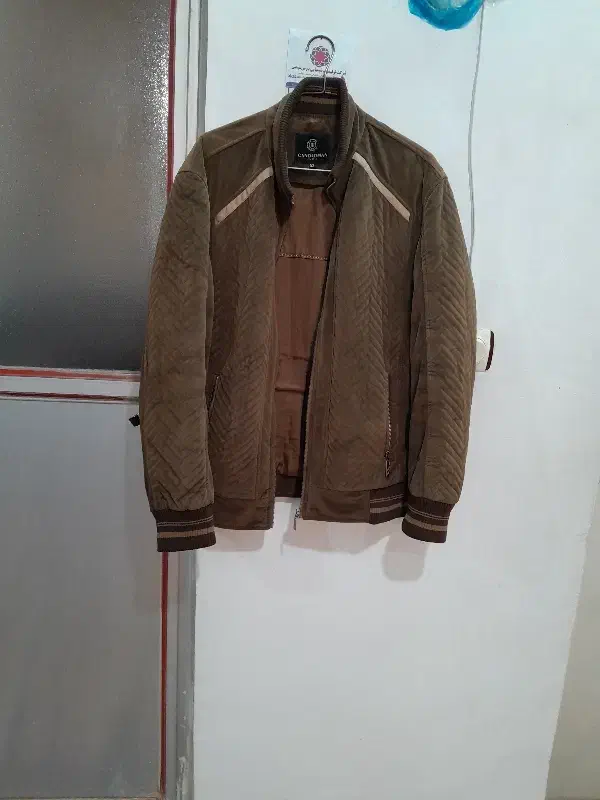 یک عدد کاپشن وژاکت و پیراهن|لباس|رشت, منظریه|دیوار