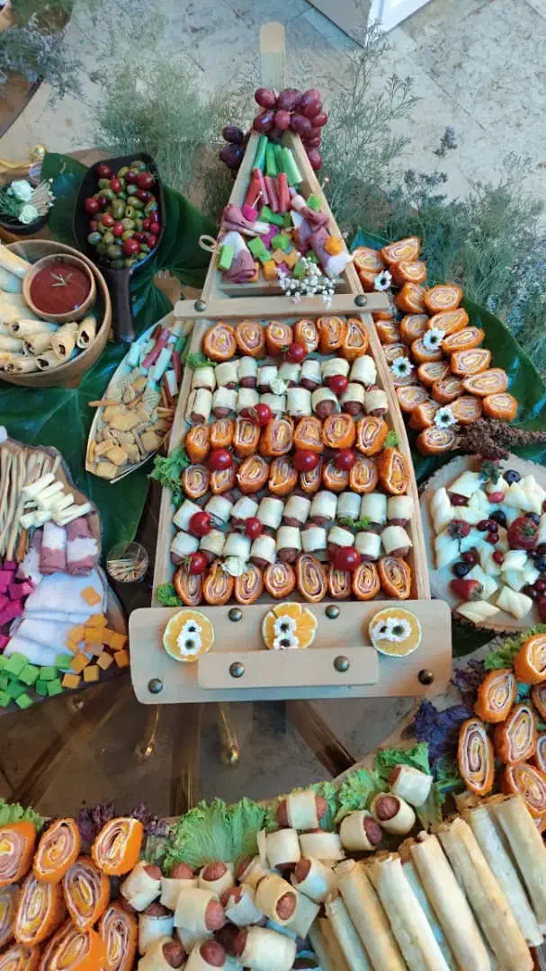 سرو انواع فینگرفود،مزه،شام،دسر به همراه چیدمان|خدمات پذیرایی، مراسم|تهران, درختی|دیوار