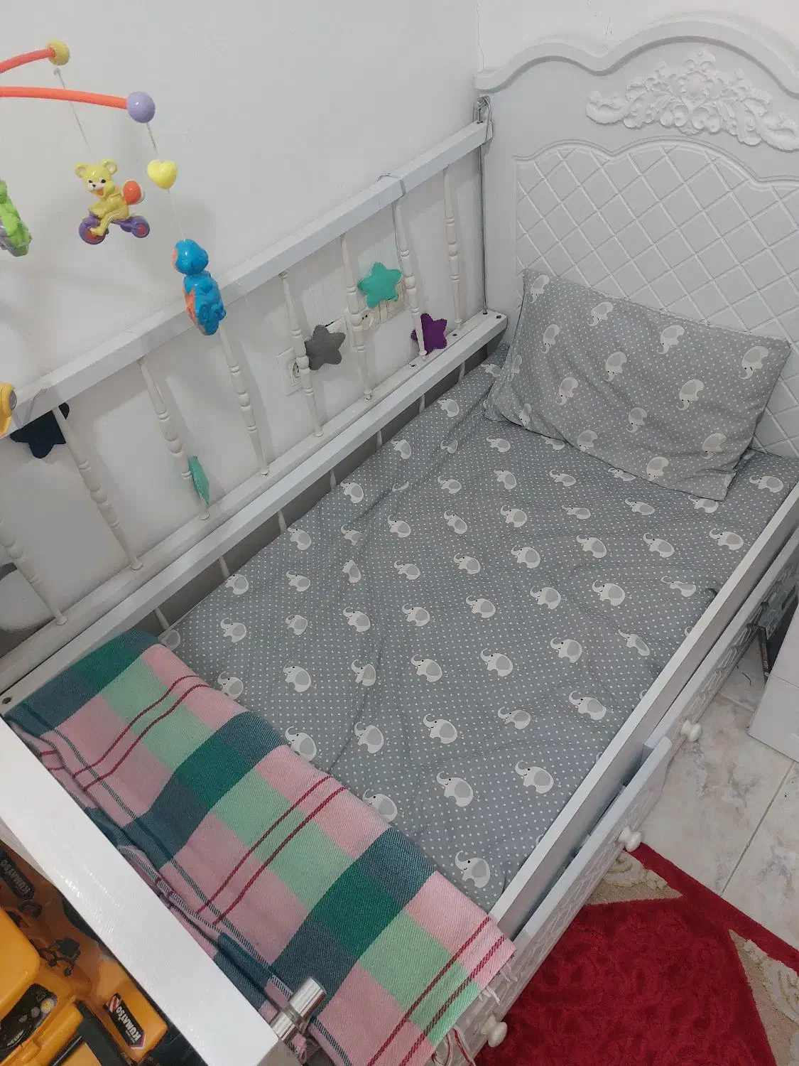 تخت بچه|تخت و صندلی بچه|رباط‌کریم, رباط‌کریم|دیوار