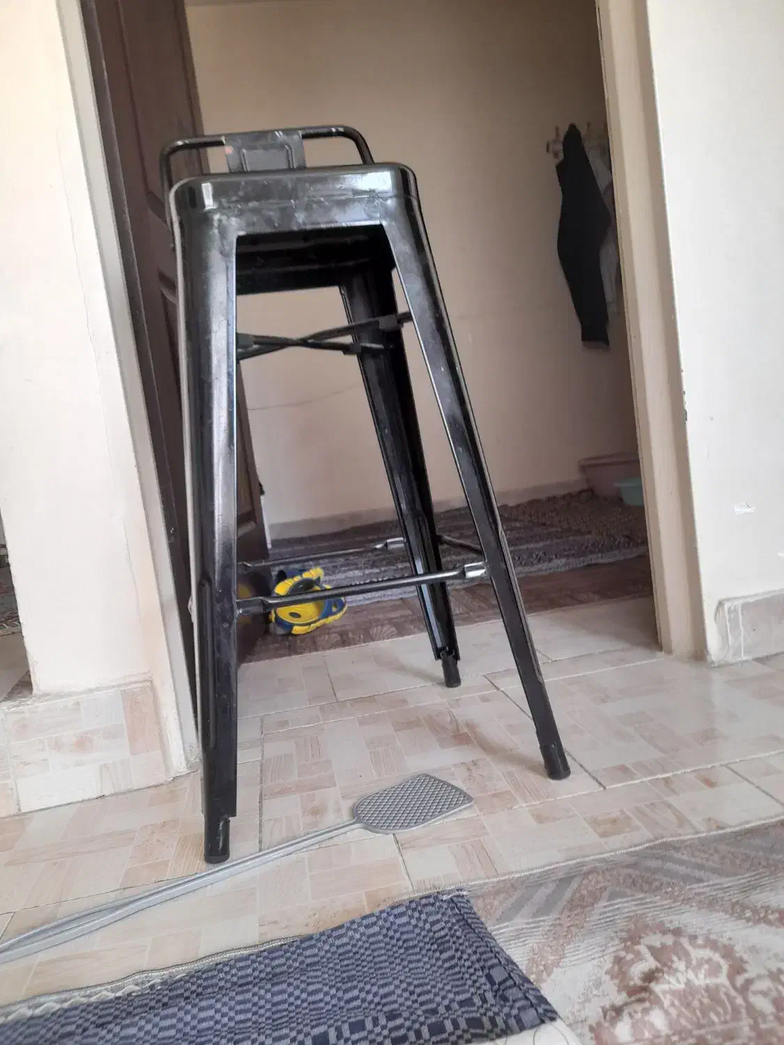 چهار پایه آهنی|صندلی و نیمکت|قدس, شهرقدس|دیوار