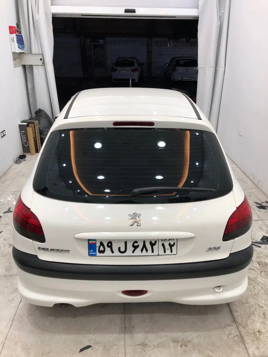 نصب شیشه دودی واکس و پولیش در سالن پوشیده ضمانتی|خدمات موتور و ماشین|مشهد, دانشجو|دیوار