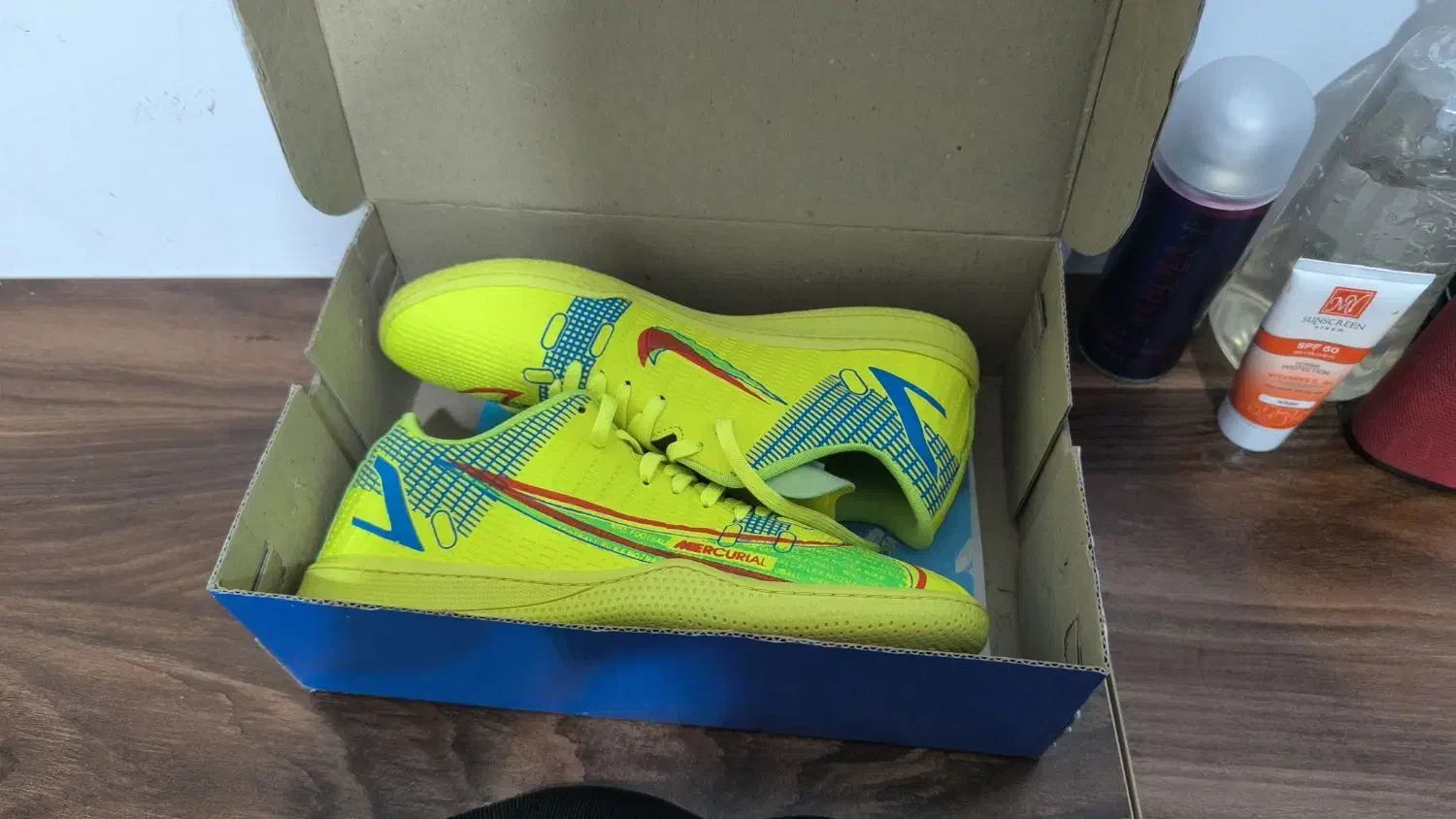 کفش فوتسال|کیف، کفش، کمربند|کارون, |دیوار