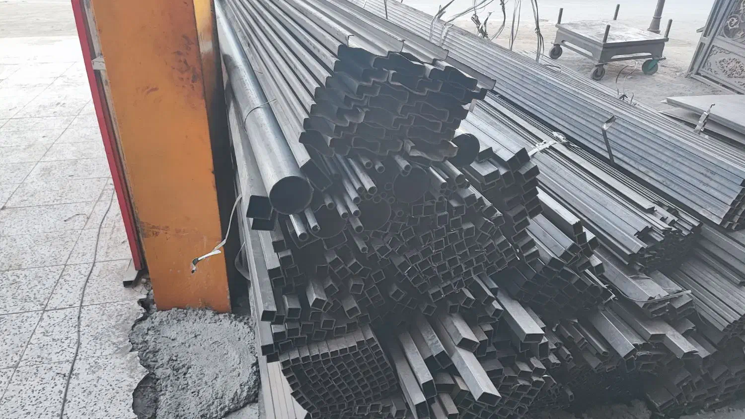 نیازمند دو کارگر برای حمل و نقل آهن|استخدام حمل و نقل|چهارباغ, |دیوار