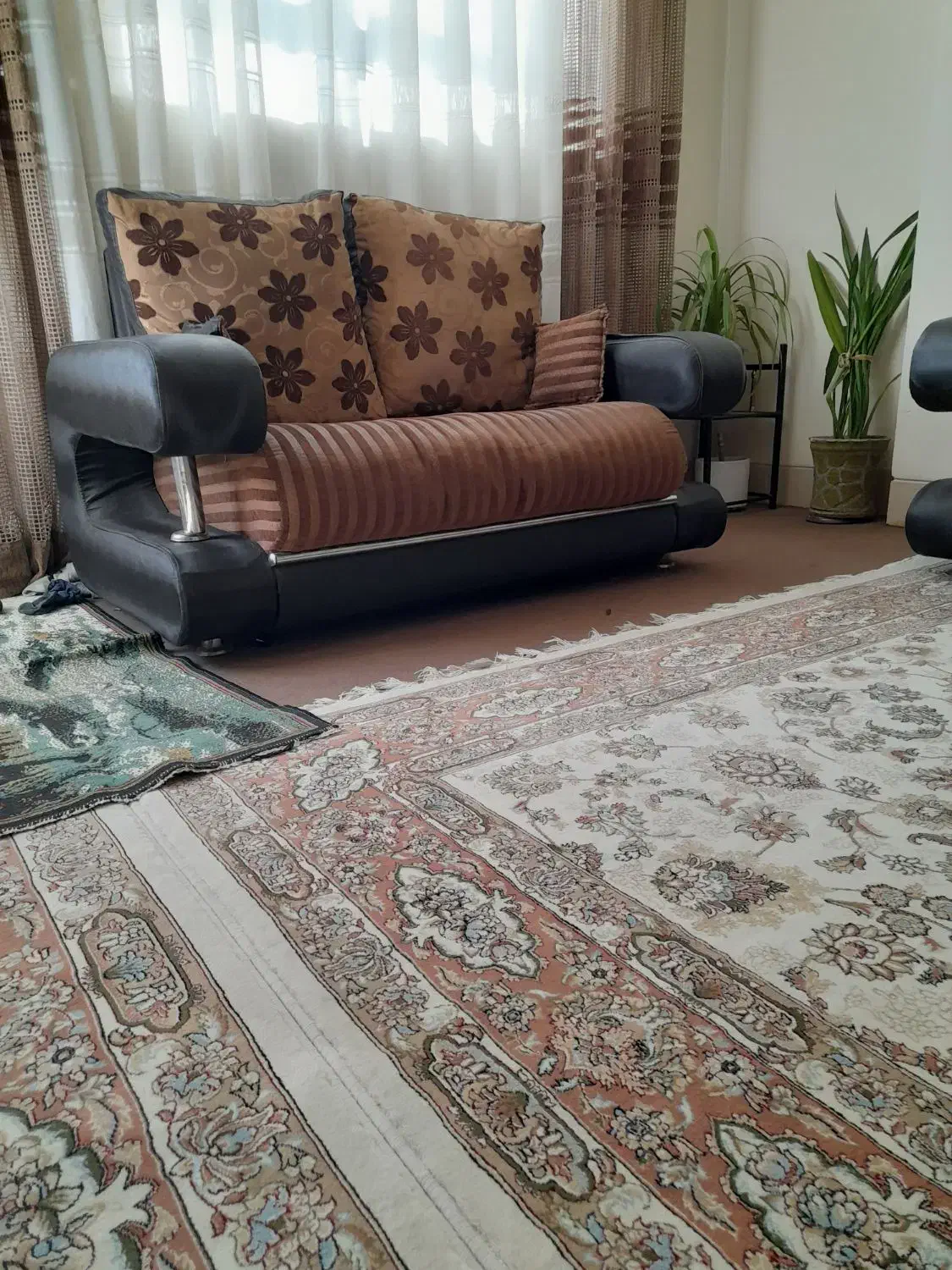 مبل به همراه میز و گل میز|مبلمان خانگی و میز عسلی|شیراز, فرگاز|دیوار