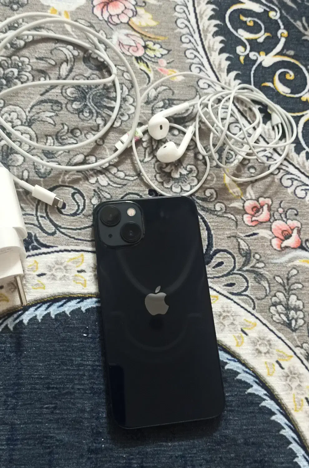 گوشی آیفون 13 با هندزفری و شارژر ، درحد نو بدون خش|موبایل|قم, شاه سید علی|دیوار