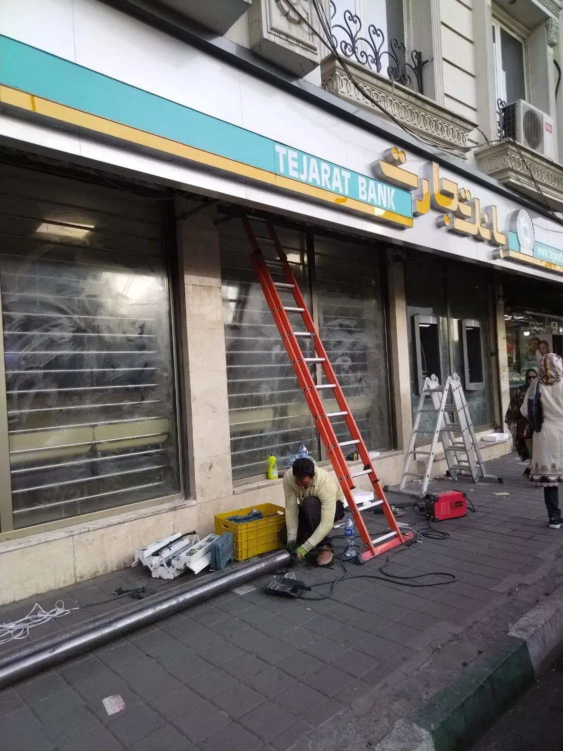 تعمیر درب شیشه ای و جک پارکینگ کرکره برقی|خدمات پیشه و مهارت|تهران, میرداماد|دیوار