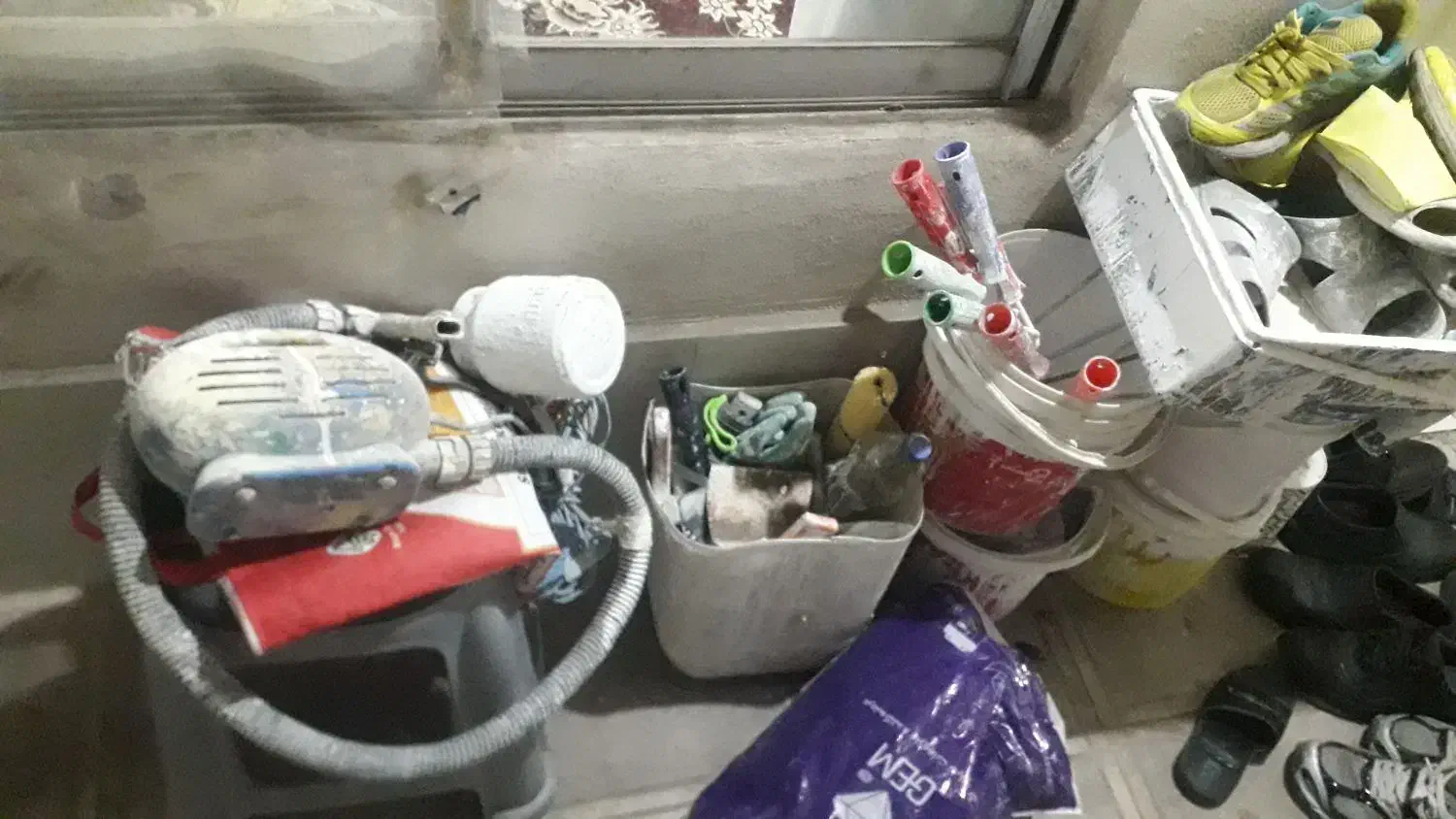 نردبان‌ سالم‌ پمپ‌ باد‌‌ و‌ کل‌ وسایلارو‌ با‌ هم|مصالح و تجهیزات ساختمان|میان ولایت, |دیوار