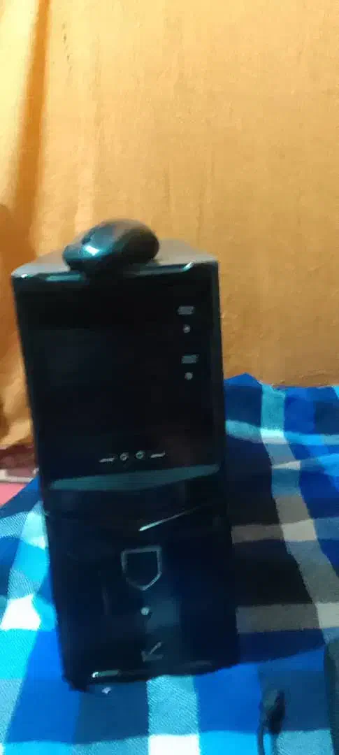 کامپیوتر و بلندگو و میز کامپیوتر|رایانه رومیزی|کرج, کلاک نو|دیوار