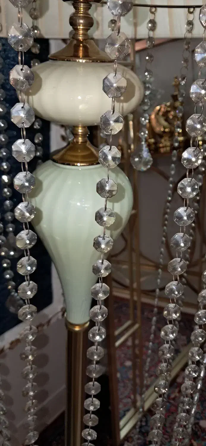 آباژور ایستاده|چراغ خواب و آباژور|پرند, فاز ۵|دیوار