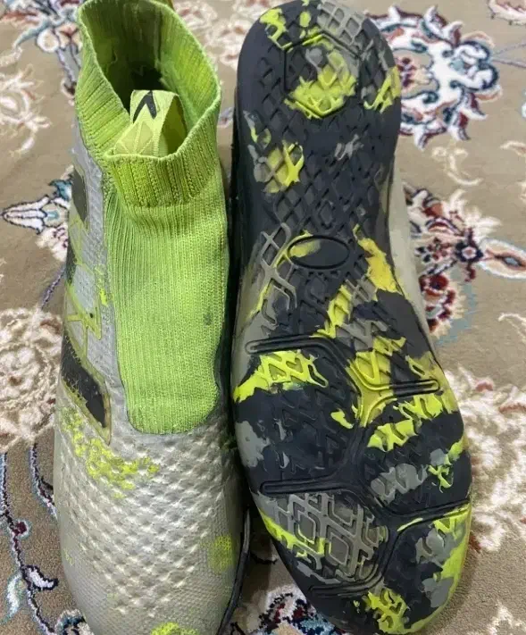 یه جفت کتونی سالنی اورج|کیف، کفش، کمربند|خزل, |دیوار