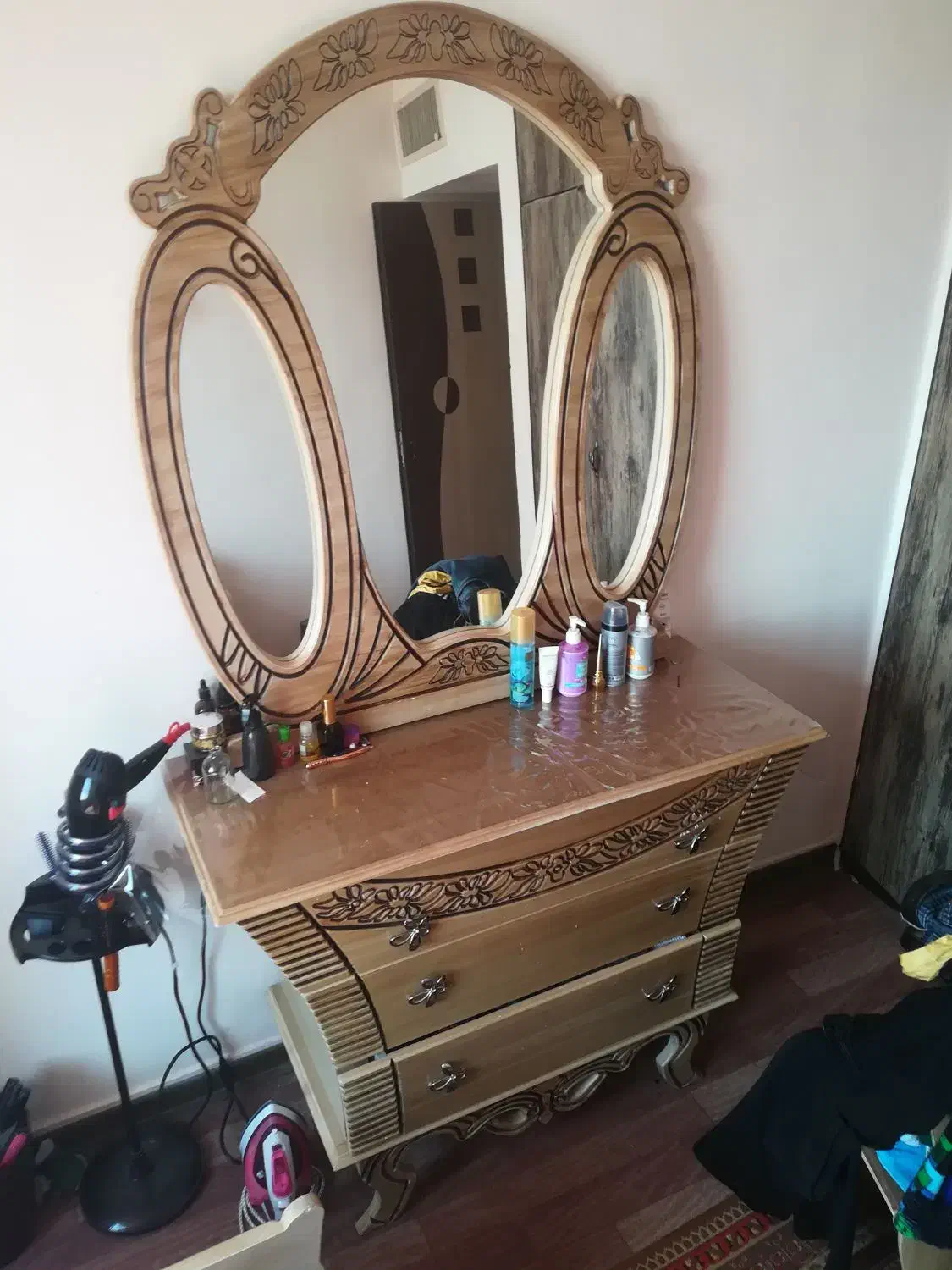 سرویس خواب دو نفره|تخت و سرویس خواب|صدرا-فارس, فاز ۱|دیوار