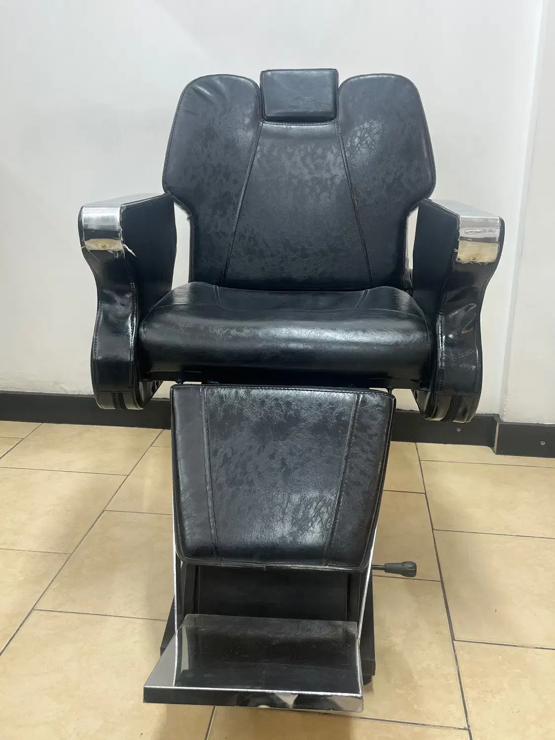 صندلی کوتاهی|آرایشگاه و سالنهای زیبایی|کاشان, مفتح|دیوار