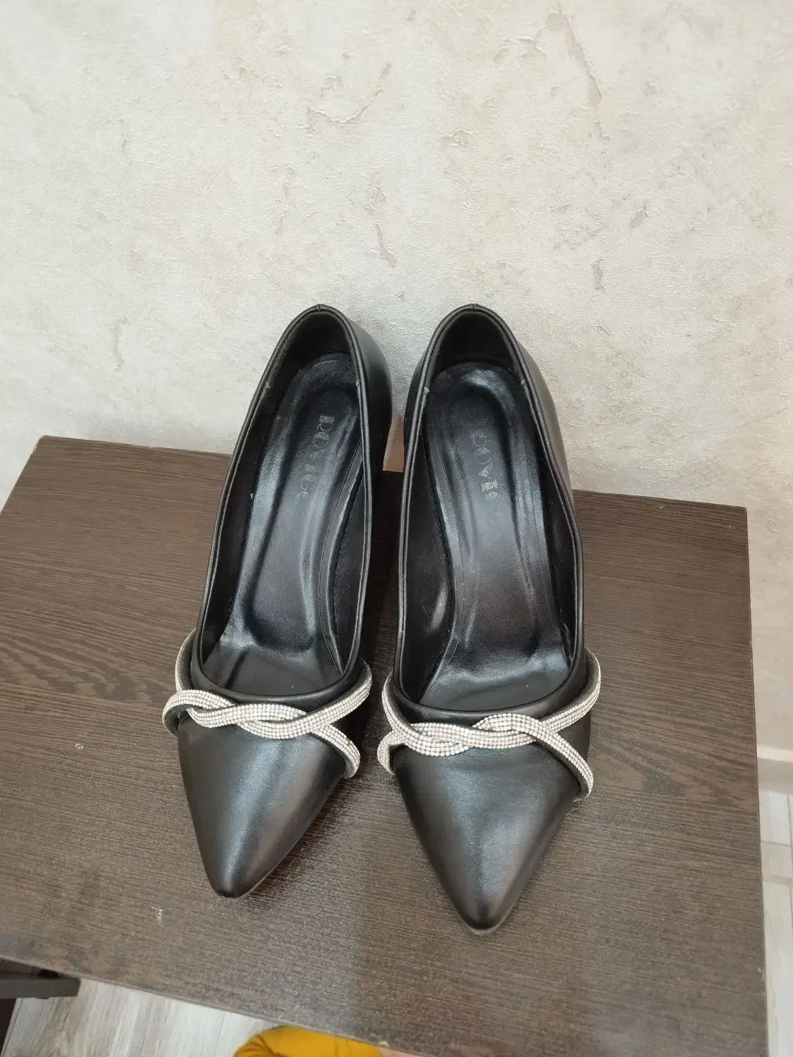 کفش|کیف، کفش، کمربند|خوی, |دیوار