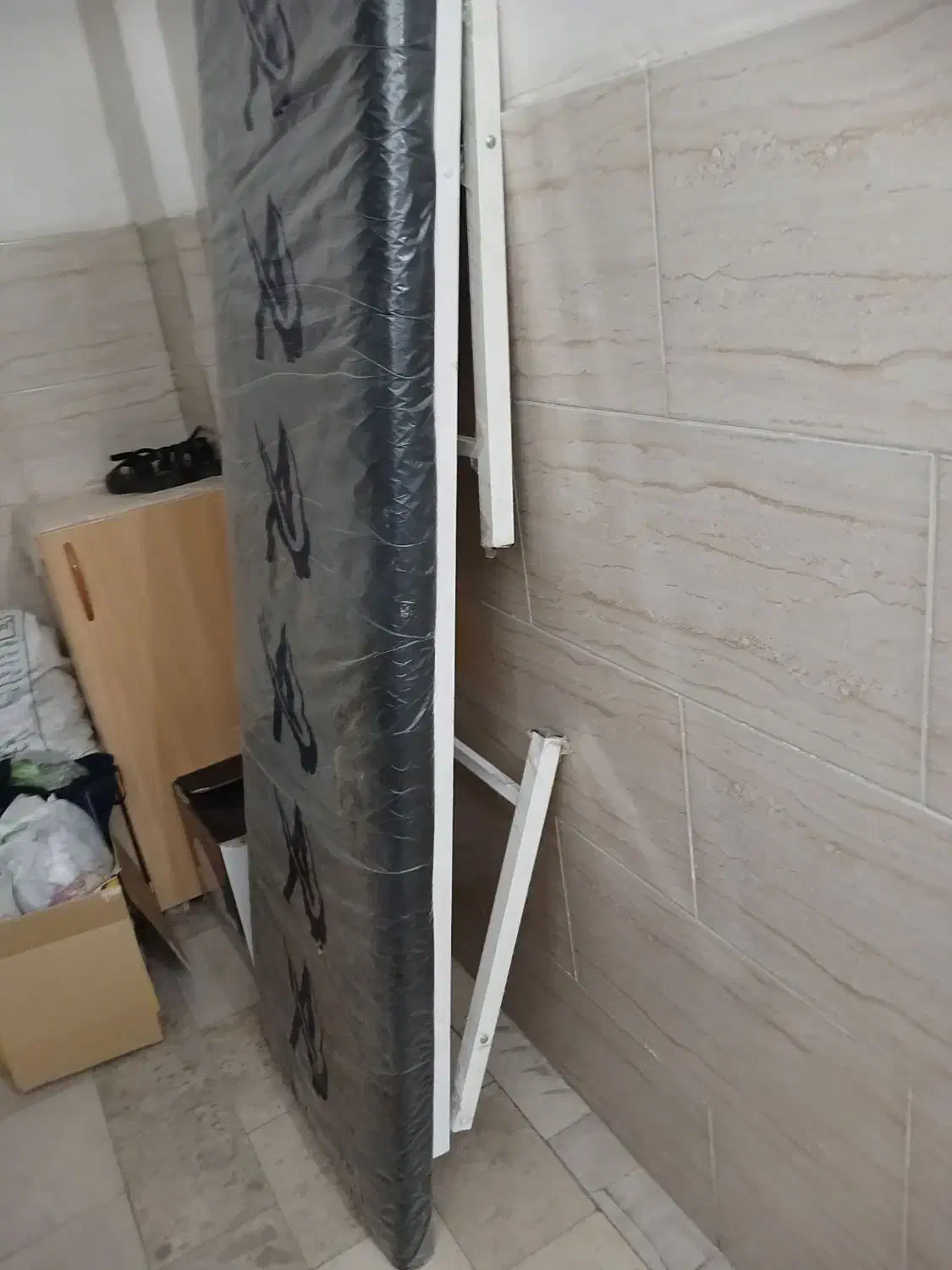 تخت اپلاسیون و گلدان ایستاده|آرایشگاه و سالنهای زیبایی|کرج, شهرک یاس جنوبی|دیوار