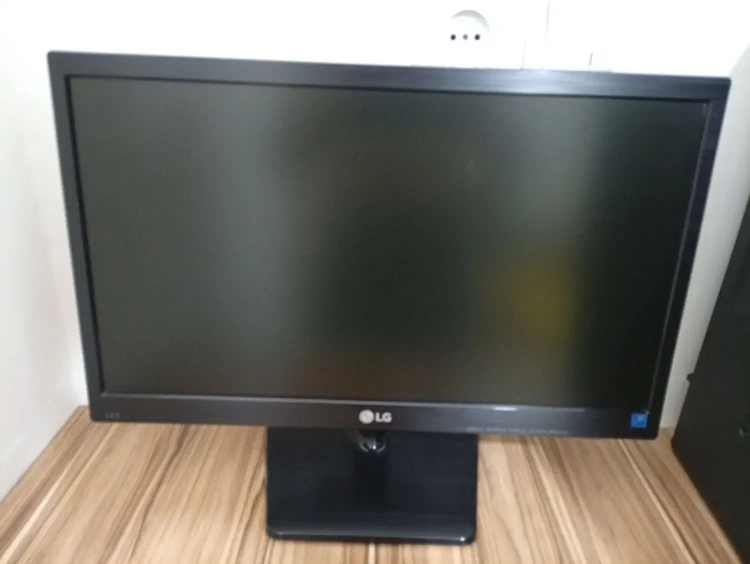 کامپیوتر /مانیتور/کیس/میز|رایانه رومیزی|چهارباغ, |دیوار