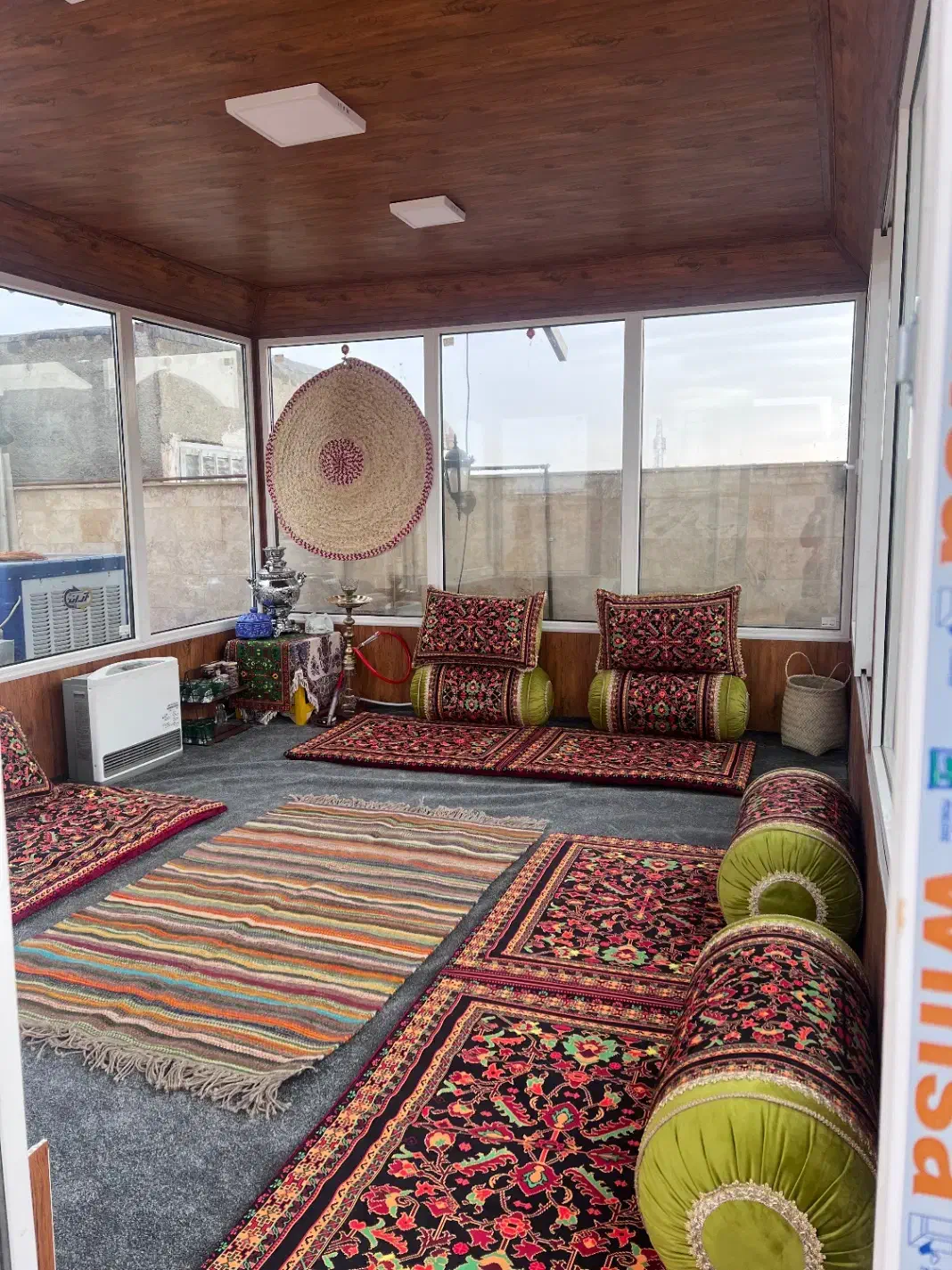 شاه نشین مخمل|پشتی|گلبهار, شهر جدید گلبهار|دیوار