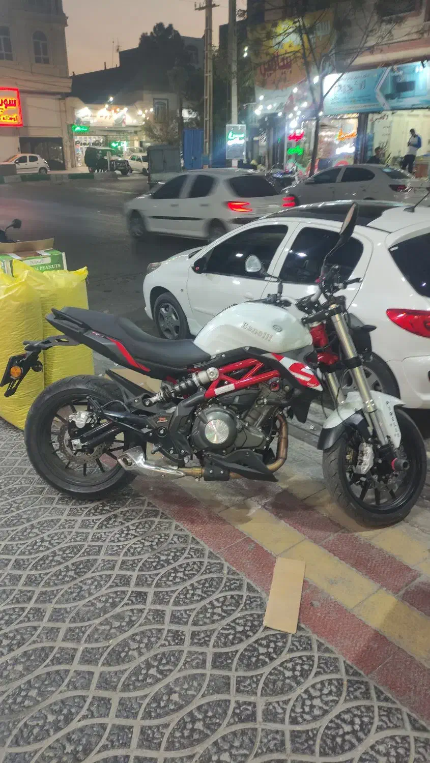 بنلی 300|موتورسیکلت|پیشوا, |دیوار