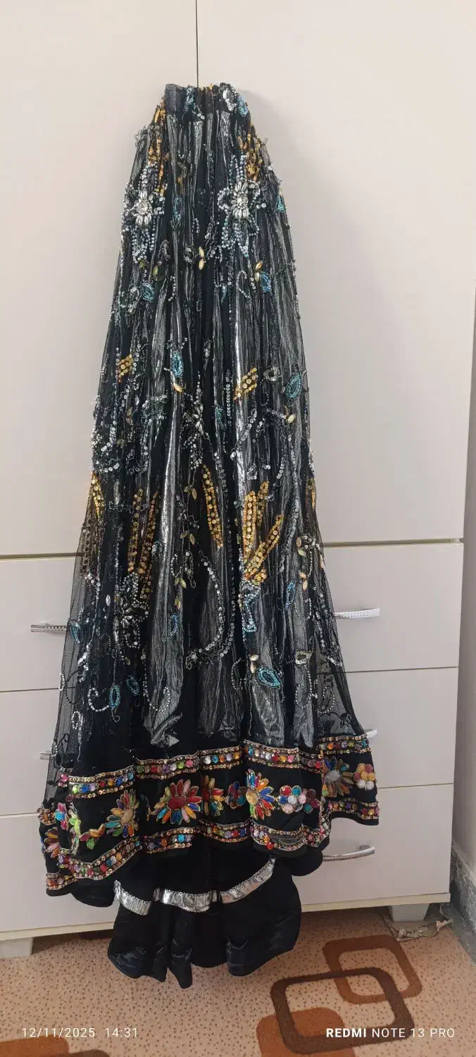 لباس محلی|لباس|باغ ملک, |دیوار