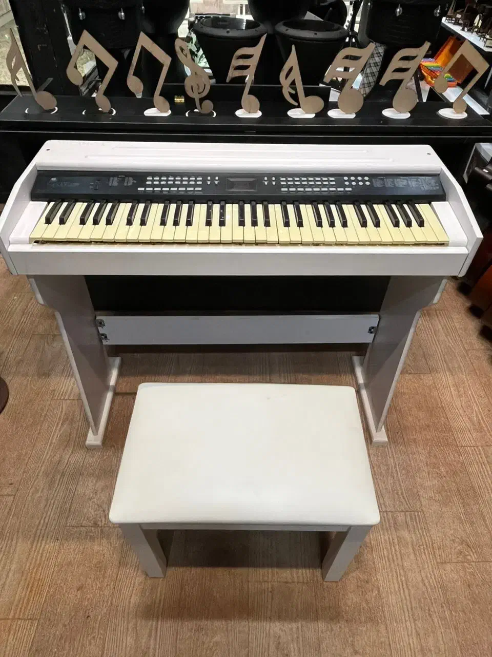 پیانو دیجیتال یانگ می همراه با میز و صندلی|پیانو، کیبورد، آکاردئون|لاهیجان, انقلاب|دیوار