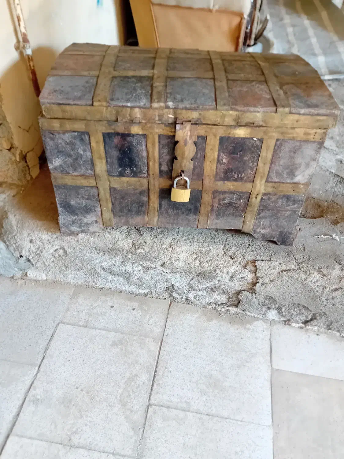 صندوقچه قدیمی و تاریخی برای قرن ۱۲۰۰|کلکسیون اشیاء عتیقه|لالجین, |دیوار