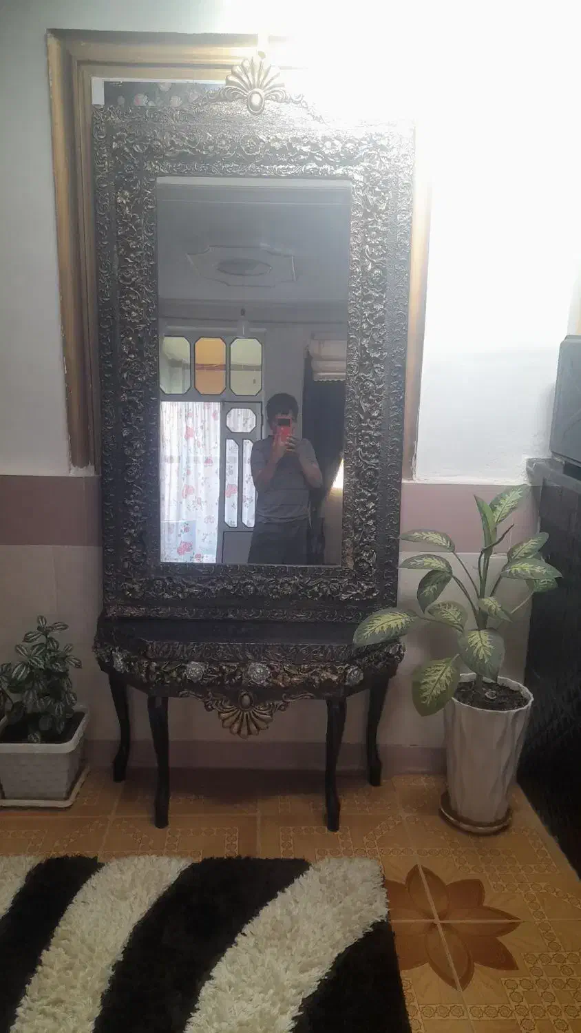 آینه|آینه|صحنه, |دیوار