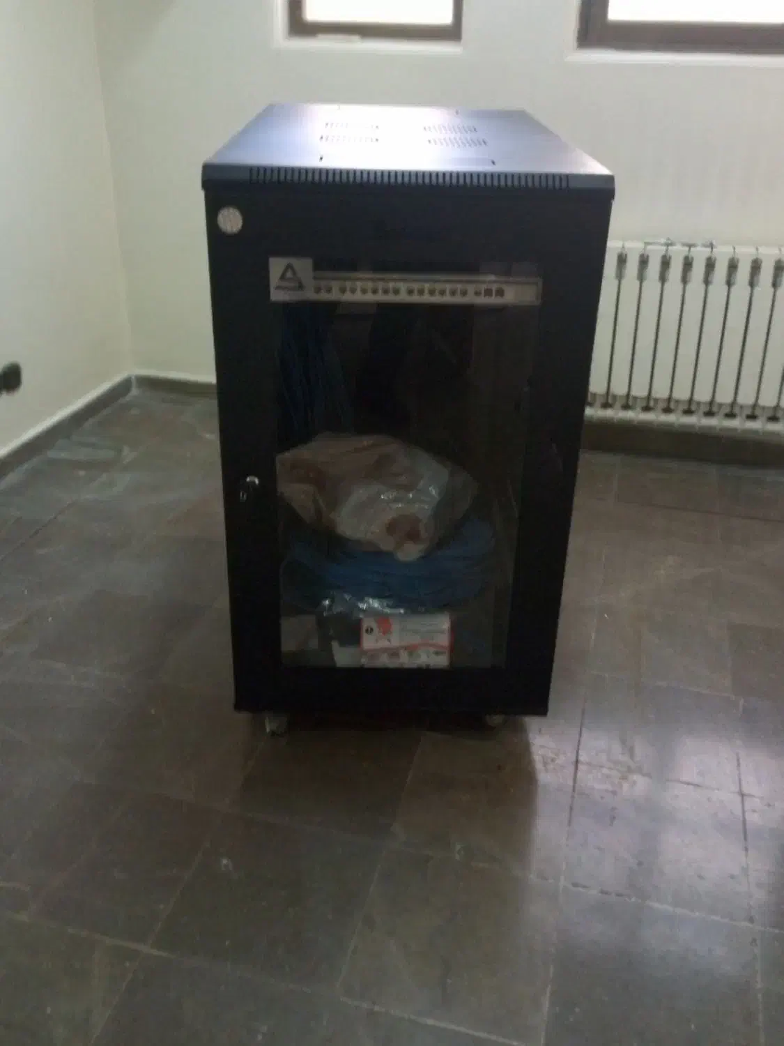 نیم رک به همراه پچ پنل ۲۴پورت ومقدار ی کابل|مودم و تجهیزات شبکه|تهران, نیلوفر|دیوار