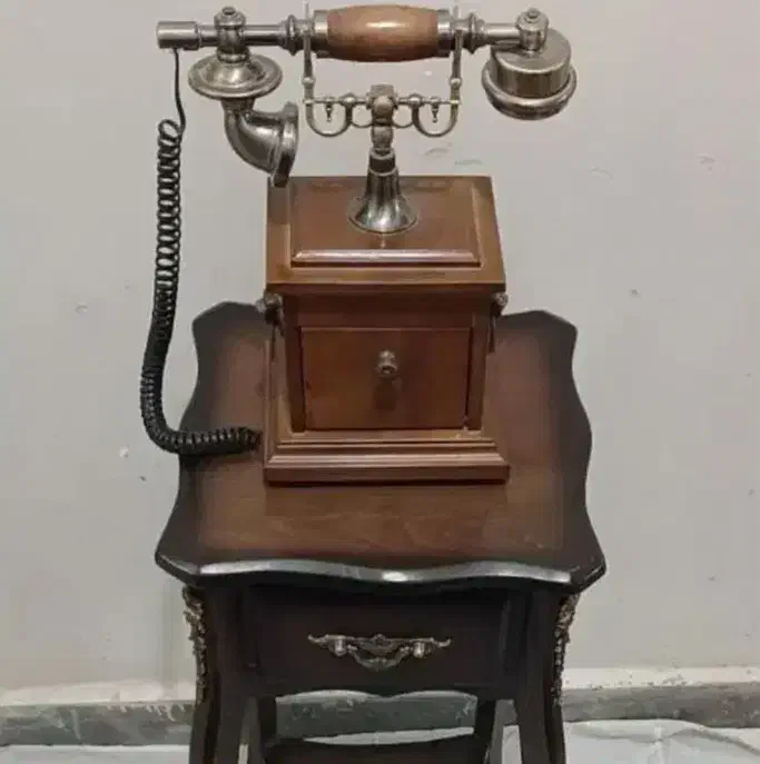 تلفن رومیزی چوبی کلاسیک بهمراه میز ایستاده کشو دار|تلفن رومیزی|کاشان, باغ ماجد|دیوار