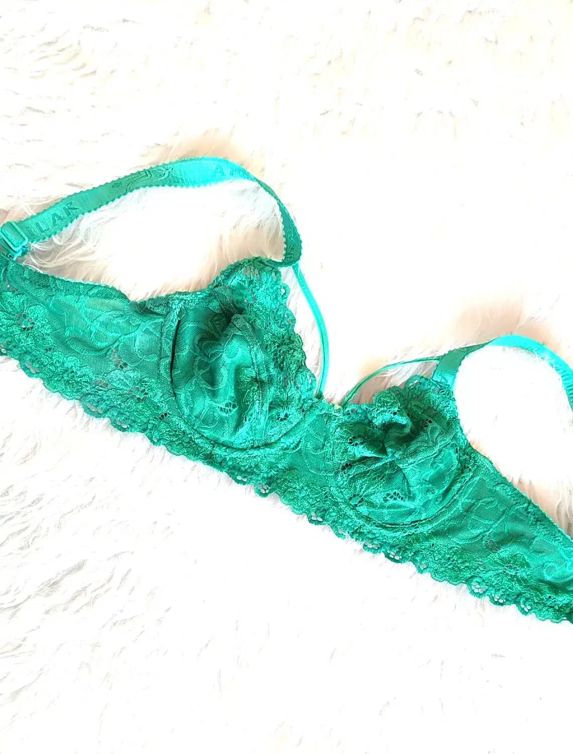 لباس زیر بانوی خاص|لباس|زبرخان, |دیوار