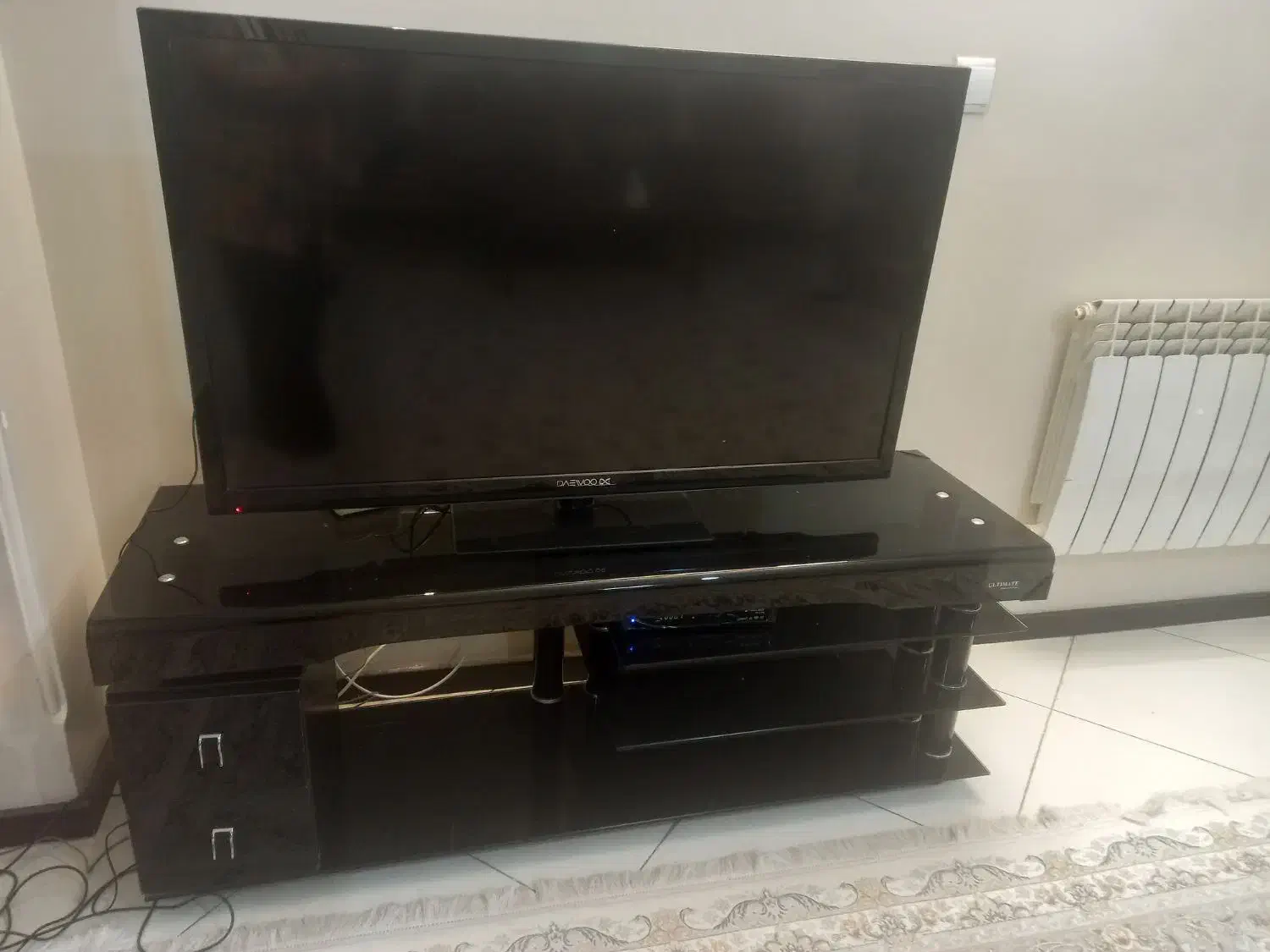 تلویزیون با میز تلویزیون . سایز ۴۸  مدل دوو.سالم|تلویزیون و پروژکتور|اصفهان, شاهزید|دیوار