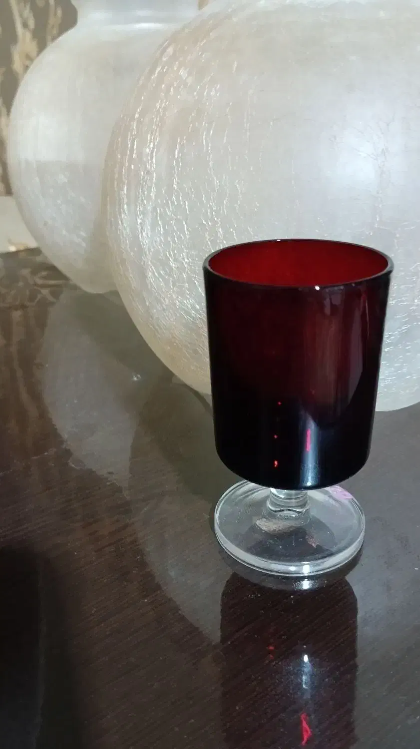 گیلاس یاقوتی قدیمی|ظروف سرو و پذیرایی|امیدیه, |دیوار