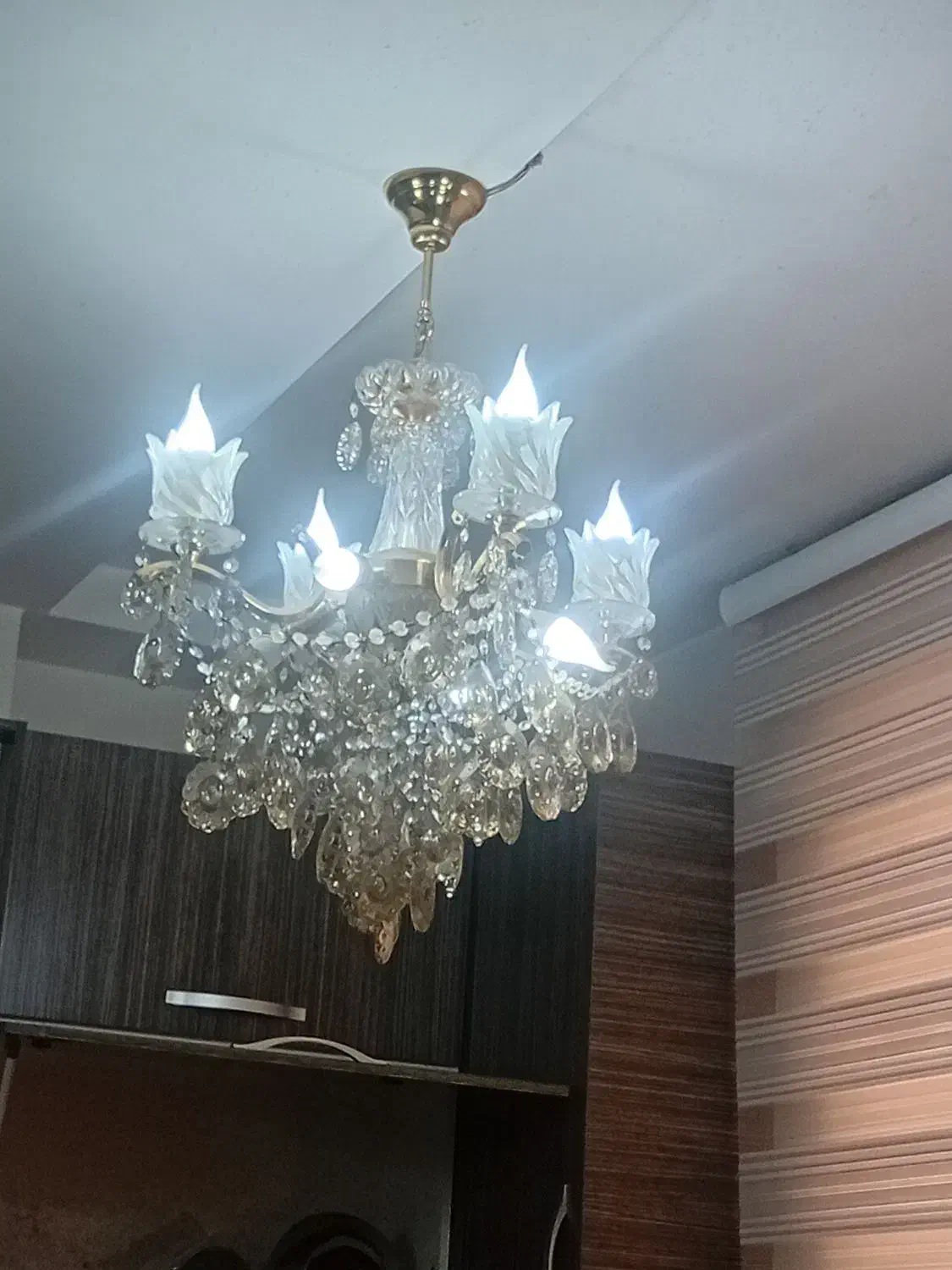 دو عدد لوستر|لوستر و چراغ آویز|رباطکریم, رباطکریم|دیوار