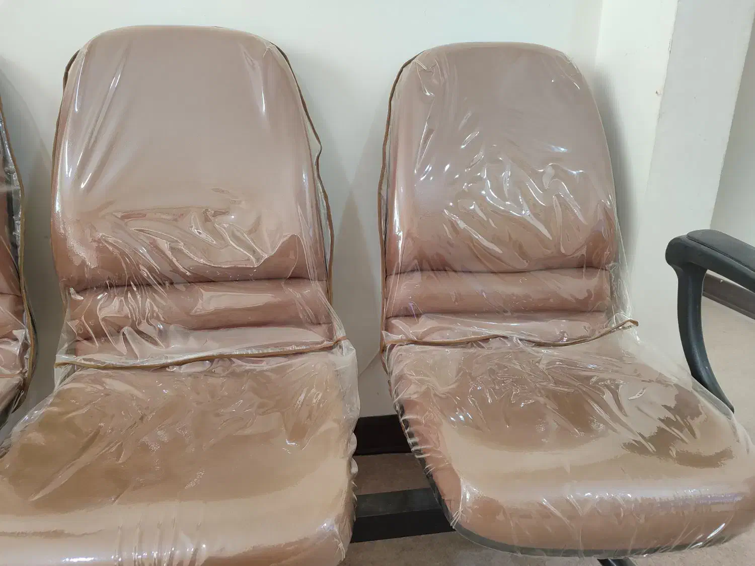 دو صندلی انتظار شش نفره چرمی با کاور نایلونی|مبلمان اداری|ایلام, |دیوار