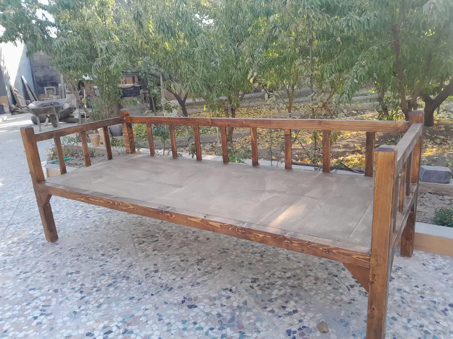 تخت نشیمن|مبلمان خانگی و میز عسلی|نجف‌آباد, گلدشت|دیوار