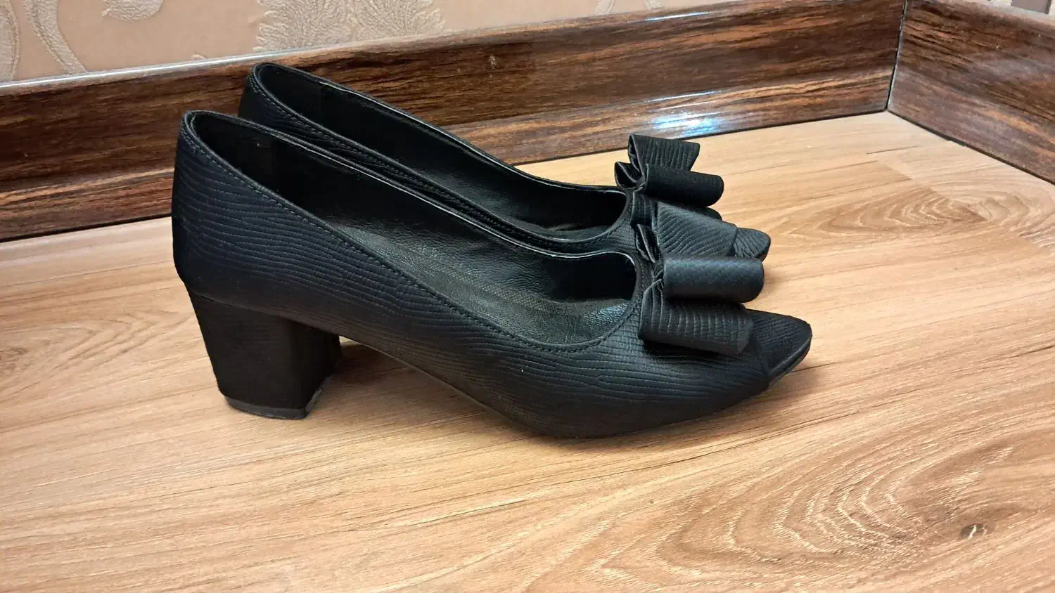 کفش|کیف، کفش، کمربند|قم, انسجام|دیوار