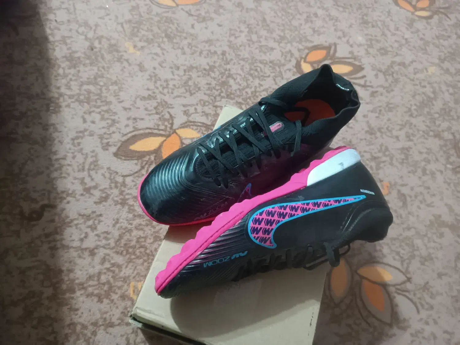 کفش ورزشی|کیف، کفش، کمربند|شوش, |دیوار