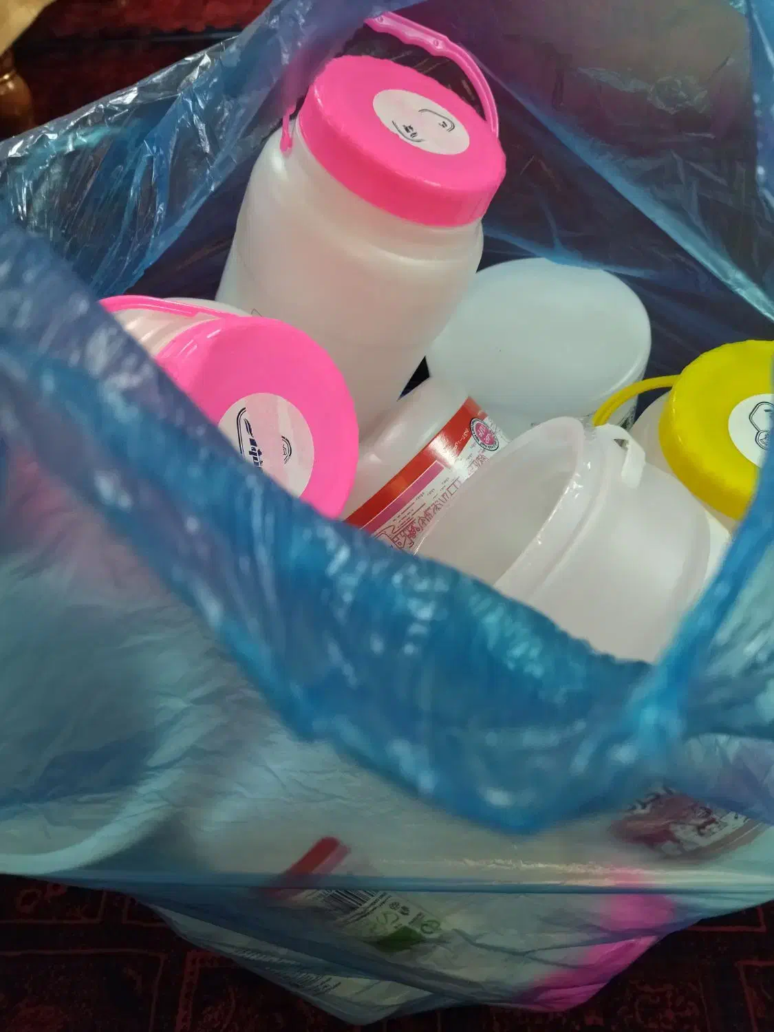 تعداد زیادی قمقمه ۲/۵لیتری ماستی شسته شده|ظروف نگهدارنده، پلاستیکی، یکبارمصرف|اصفهان, شاه پسند|دیوار