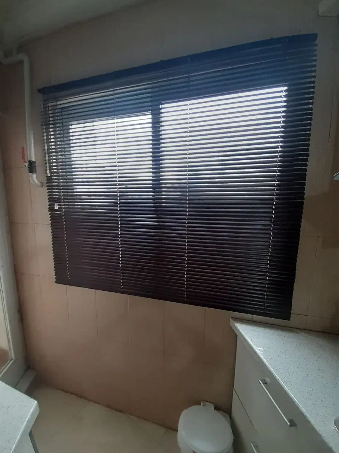 پرده  کرکره  قهوه ای  رنگ  کاملا  سالم  وتمیز|پرده، رانر، رومیزی|گرگان, |دیوار