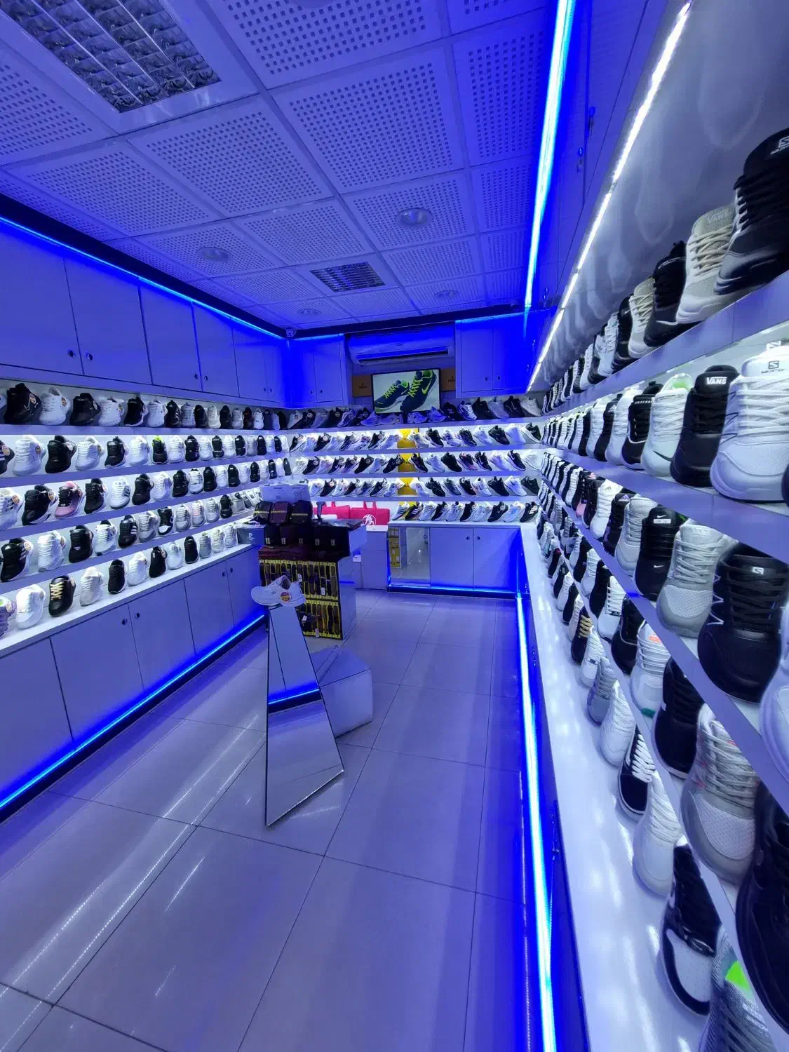 فروشنده خانم مجرد (پاره وقت)|استخدام بازاریابی و فروش|رشت, چله خانه|دیوار