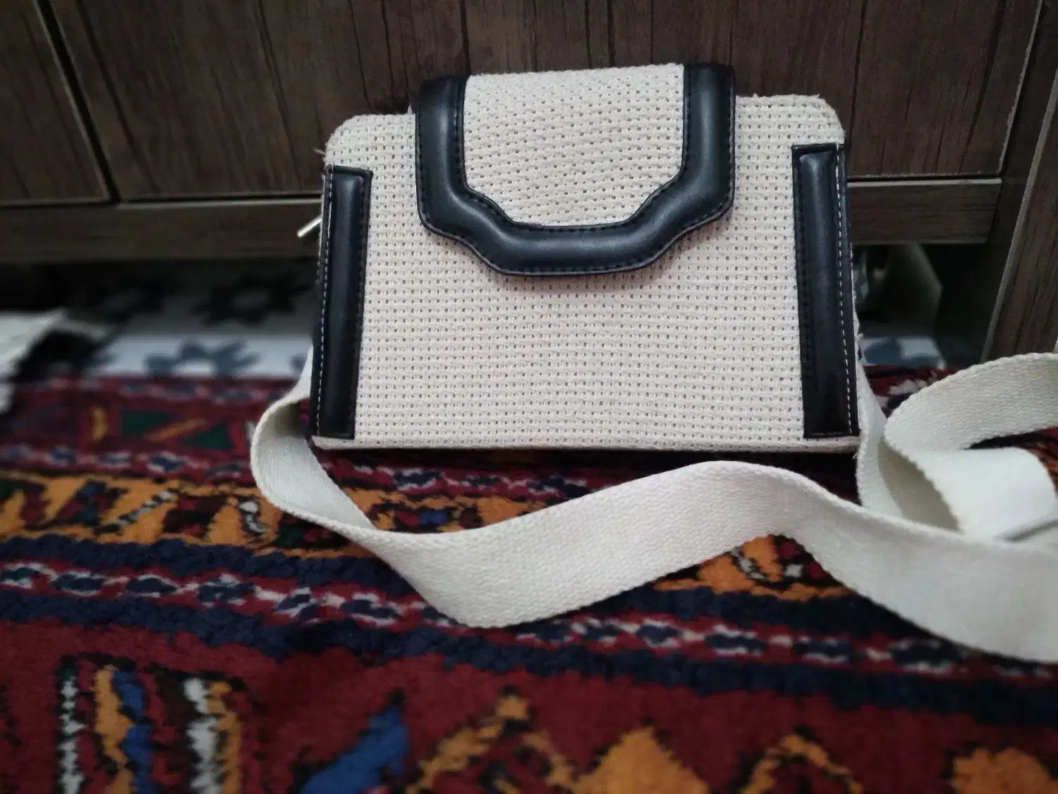 کیف|کیف، کفش، کمربند|اهر, |دیوار