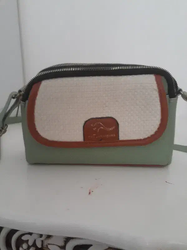 کیف|کیف، کفش، کمربند|میانه, |دیوار