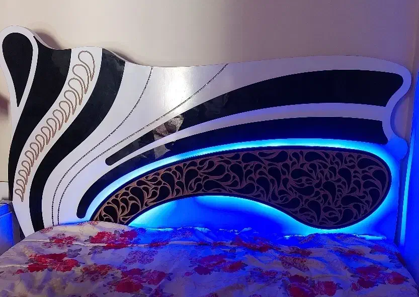 فروش فوری. تخت خواب دونفره بدون هیچ خرابی|تخت و سرویس خواب|ابریشم, |دیوار