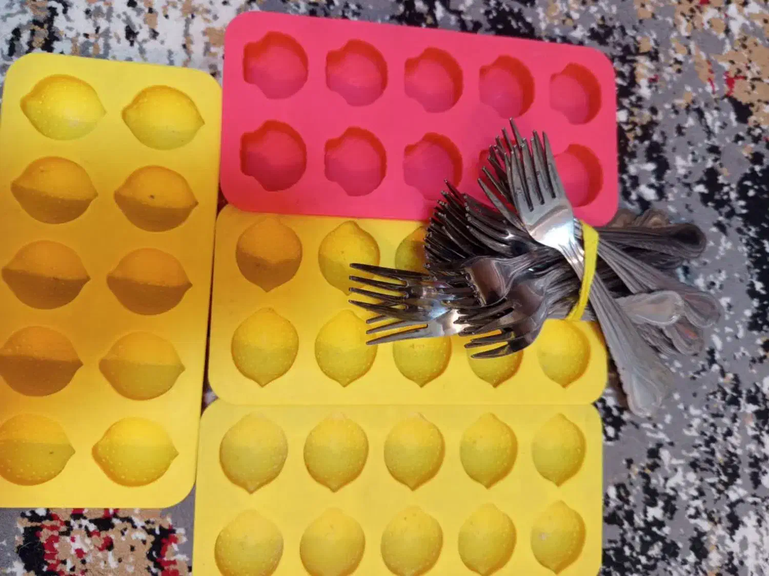 جای یخ سیلیکونی با ۲۰ عدد چنگال استیل|ظروف سرو و پذیرایی|لاهیجان, کاروانسرابر|دیوار