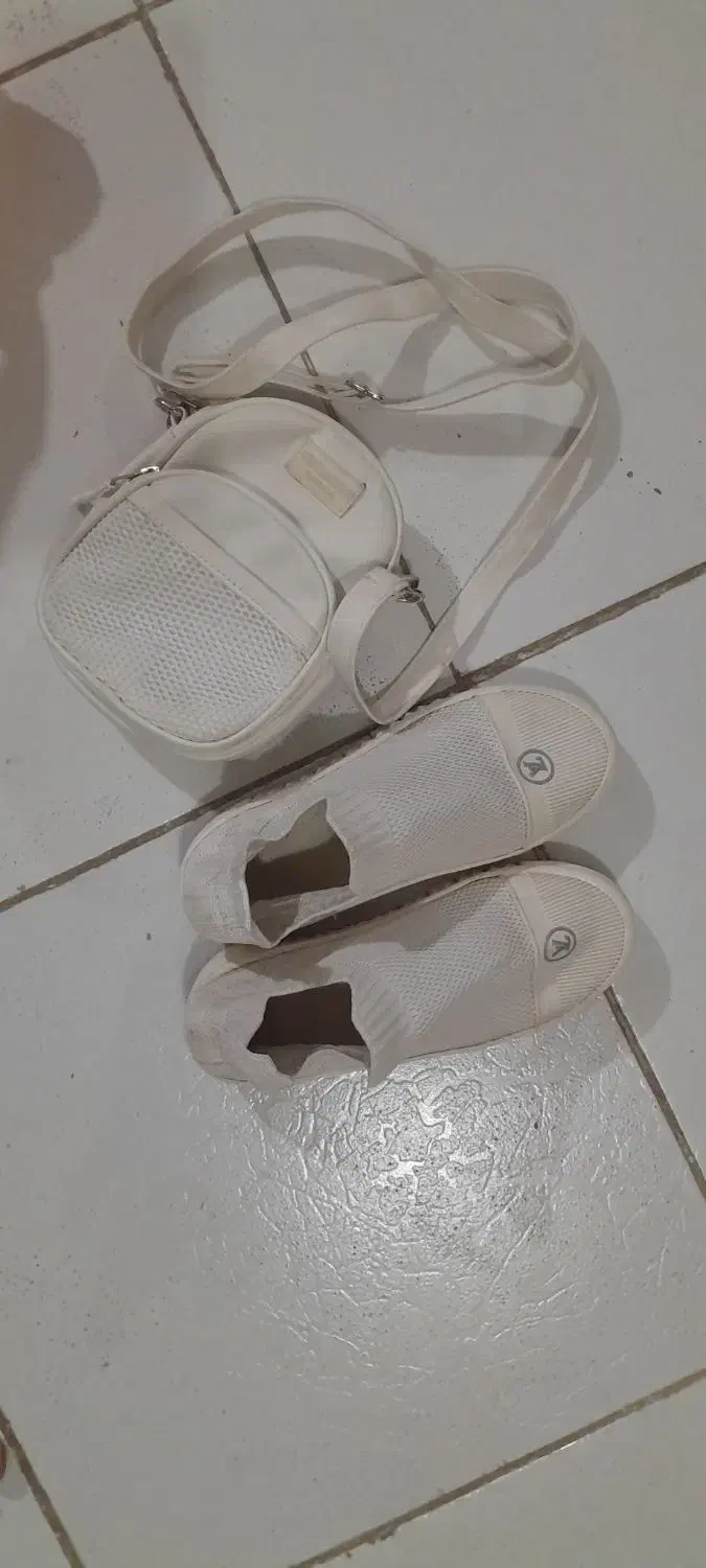 کیف و کفش اسپرت سفید|کیف، کفش، کمربند|سبزوار, توحیدشهر|دیوار