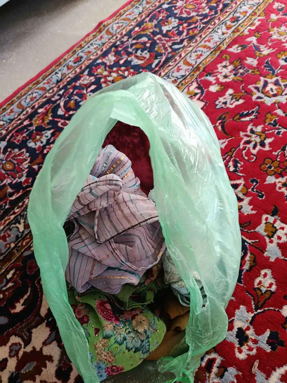 مقداری پیراهن|لباس|چگنی, |دیوار