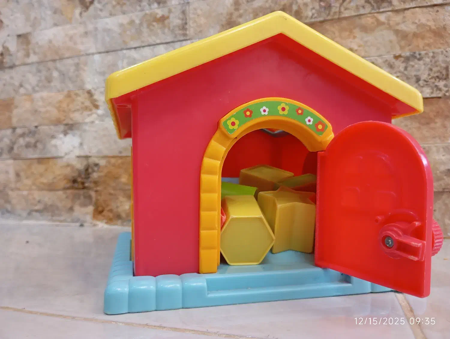 خانه جورچین اشکال|اسباببازی|رشت, پیرسرا|دیوار