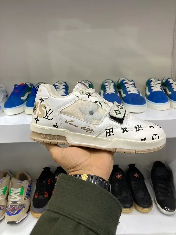 600 تا کتونی تک سایز با مدل های زیاد|کیف، کفش، کمربند|تالش, هشتپر|دیوار